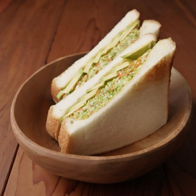 アボカドとコールスローサラダのサンドイッチ