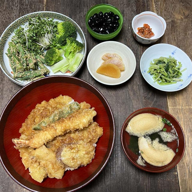 角上魚類海鮮天丼蛸キムチ・山葵菜御浸し・大根漬・黒豆・ブロッコリーオクラ胡麻和えスプラウト・お麩