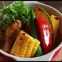 スパイシーチキンのスープカレー夏野菜添え