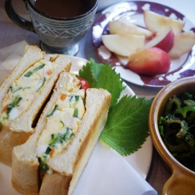 ■朝ご飯【ポテサラを作ってトーストサンド／ゴーヤとピーマンのガーリックバターソテー】