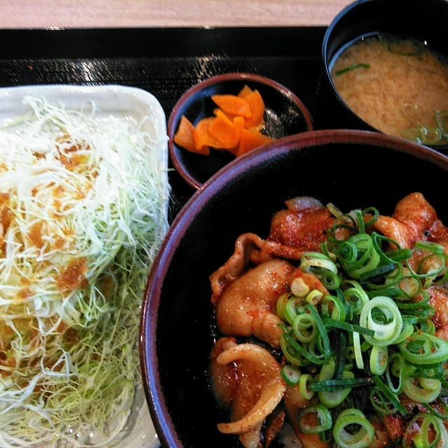 にんにく味噌豚丼ランチ♡まだ残る秋のいろ☆