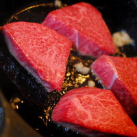我が家の人気肉料理～伊万里牛のステーキ～ブラックペパーとあらびきガーリックの活躍