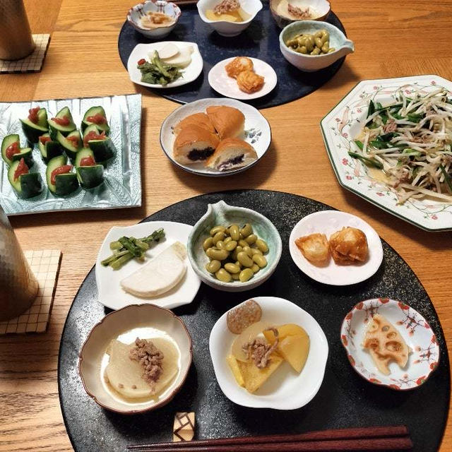 ひき肉入りにらもやし炒め、梅きゅう、小鉢6品で晩酌