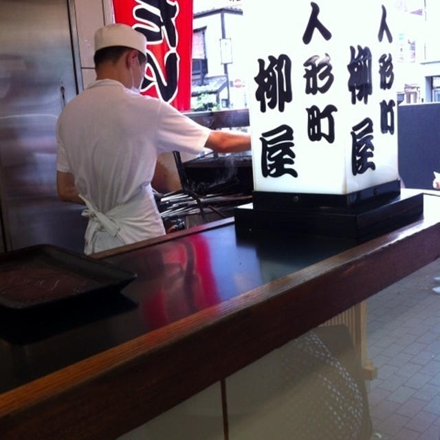 たい焼きを頬張る