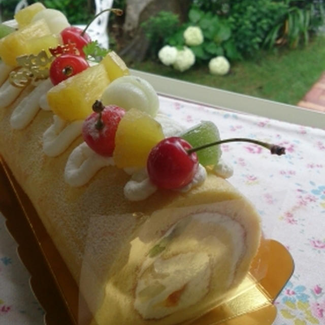 フルーツたっぷりロールケーキ！