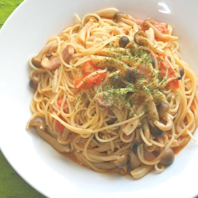 フライパンひとつで簡単！トマトとしめじとベーコンのスパゲティ。