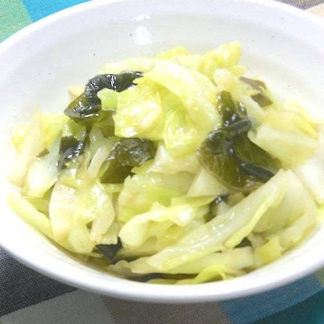 野菜が食べたい〜！そんな時の簡単作り置き！キャベツとワカメのオイル蒸し。