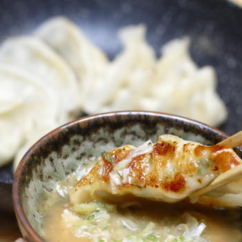 焼き餃子をみそダレで