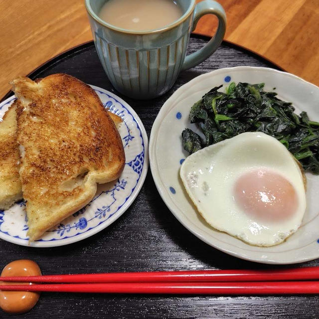目玉焼きとほうれん草炒め