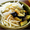 揚げ茄子と新玉スライスのっけの冷やしうどん by たんぽぽさん