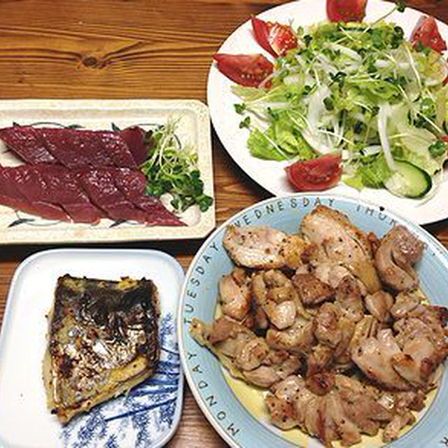 鰆の味噌漬けや鰹の刺身。そこで爪とぎはやめてくれ