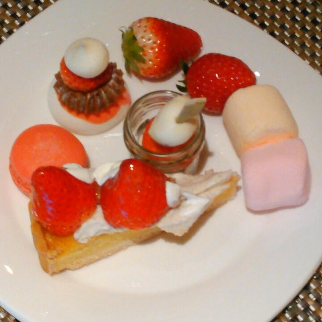 ヒルトン東京のストロベリー点心ランチ