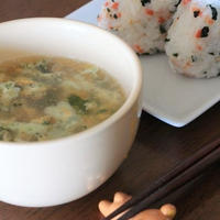 主婦の一人飯☆「丸美屋　混ぜ込みわかめ」　de おにぎり＆中華風スープ