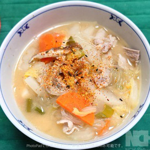 味噌仕立て、緑豆春雨入りわが家の豚汁