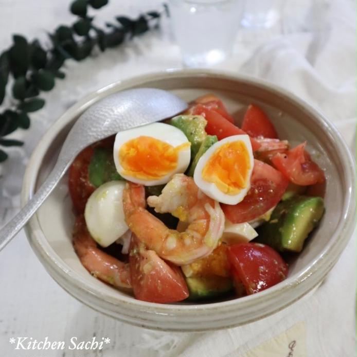 和食器に盛り付けられている海老アボカドと卵の彩りサラダ