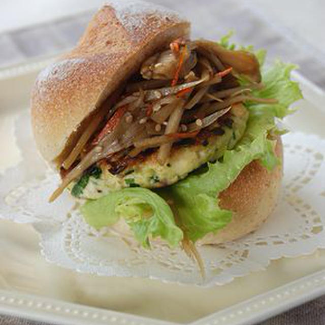 豆腐ハンバーグとキンピラのサンド