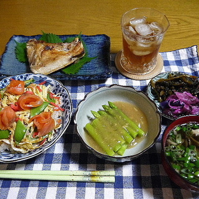 【夕食】サーモンのちらし寿司・ぶりかま塩焼き・アスパラ辛子醤油餡かけ…