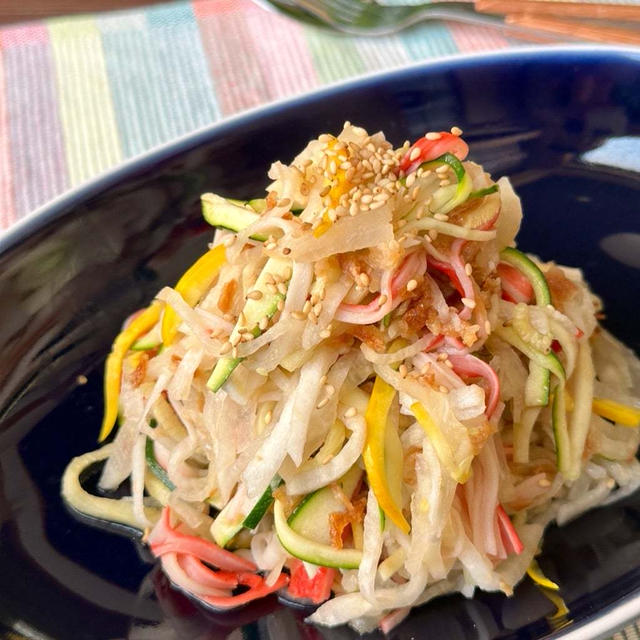 作りながらどんどん食べちゃう☆大根とズッキーニの中華風無限サラダ