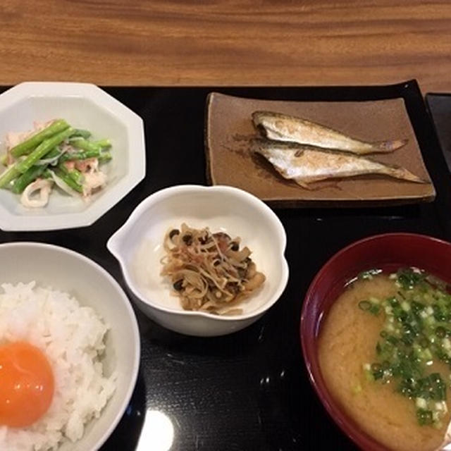 お昼は玉子かけご飯で定食、夜はすき焼き