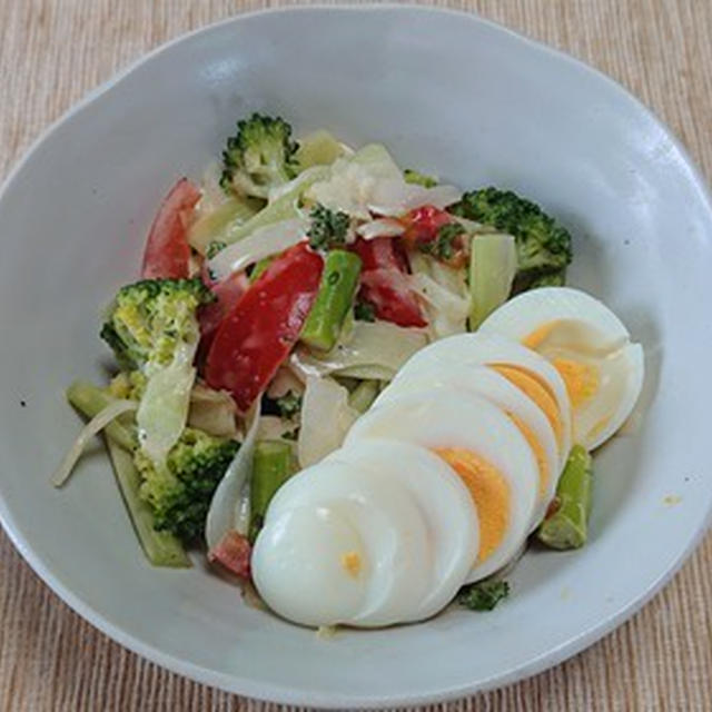 ゆで卵と野菜のサラダ
