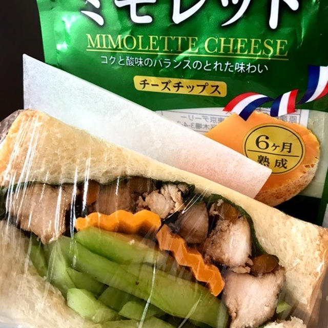 鶏ムネ肉の紅茶煮とミモレットのサンドイッチ