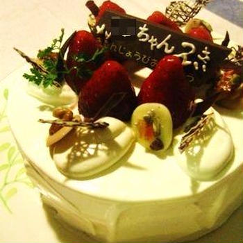 ２さいおめでとう♪シンプルイチゴのデコレーション