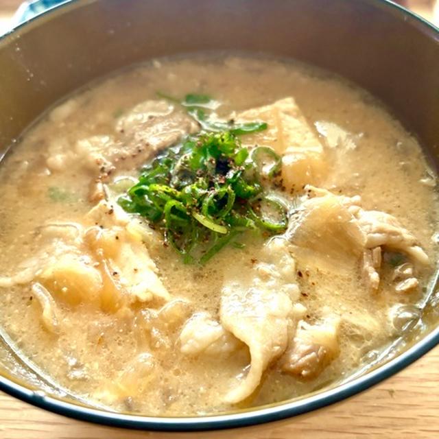 豚肉と玉ねぎと豆腐だけのシンプル豚汁。玉ねぎがどっさりで甘い！新潟の有名店「たちばな」の再現風レシピ。