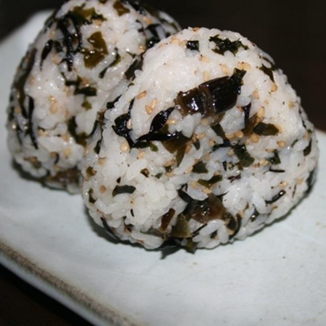 12月16日　　茎わかめと ひじきの おにぎり