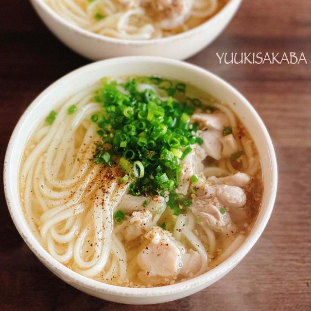 シンプルながら全部が合う！あっさり旨塩スープがあと引く、鶏肉うどん！