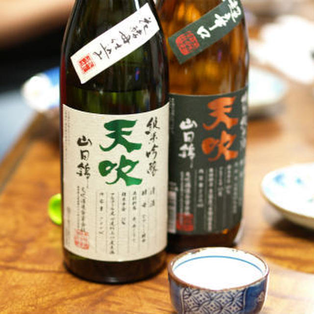 平目の刺身で酒をのむ