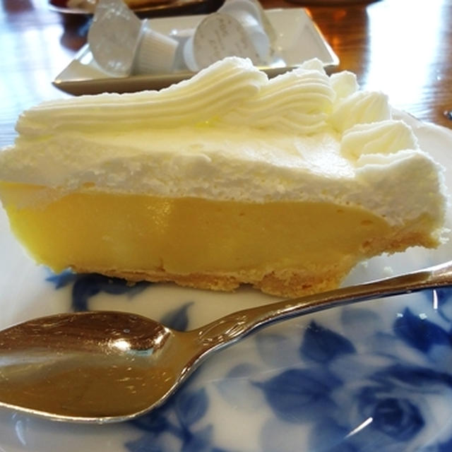 ２日目　エーデルワイス洋菓子店でクリームパイを食べる。