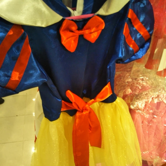 300円ショップのスリコ☆スリーコインズのキッズ仮装ドレス