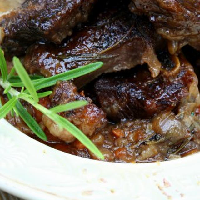 Porter Braised Short Ribs with Rosemary Maple Glazeビールで煮込んでローズマリーメープル照りで仕上る骨付き牛肉