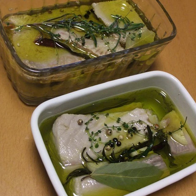 自家製ツナを食べ比べ。油で煮るか、お湯で煮てから油に漬けるか。