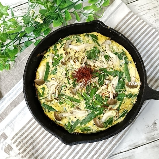 食物繊維たっぷり♪おつまみにも！ニラとぶなしめじのオートミールオープンオムレツ