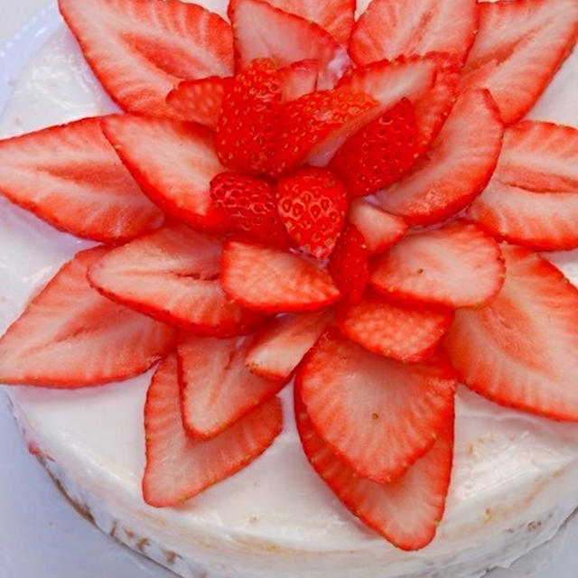 ヨーグルトクリームが爽やか〜やよいひめのショートケーキ。