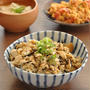 大豆製品たっぷり！食べごたえある厚揚げのそぼろ丼がメインの10分161円節約献立