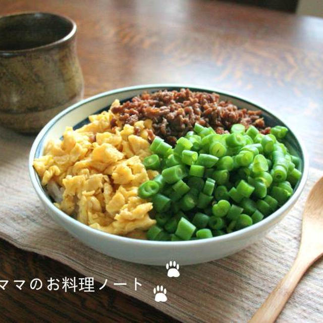 3色そぼろ丼の朝ごはん