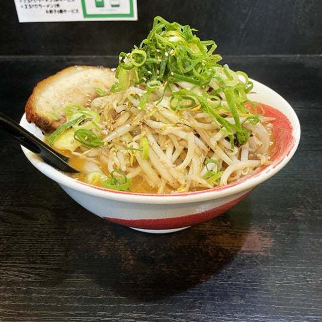 7番ゴールド麺大盛りに野菜増しで炙りチャーシュー1枚をトッピングして啜る