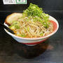 7番ゴールド麺大盛りに野菜増しで炙りチャーシュー1枚をトッピングして啜る
