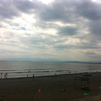 昨日までの波はなくなりオンショアが入り始めた@江ノ島水族館前【PM13:00】
