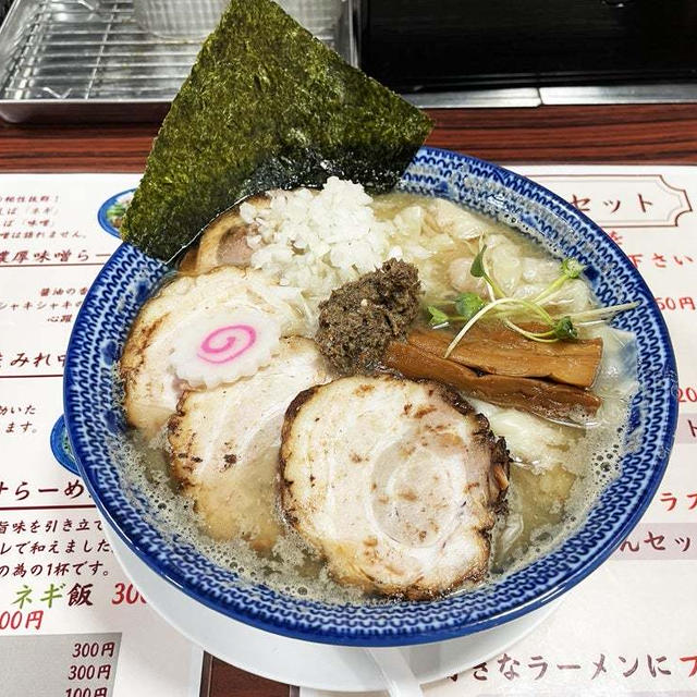 煮干し肉汁チャーシューわんたん麺を啜る