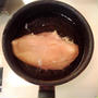 基本の茹で鶏の作り方。鶏胸肉がしっとりおいしく、茹で汁はスープに！