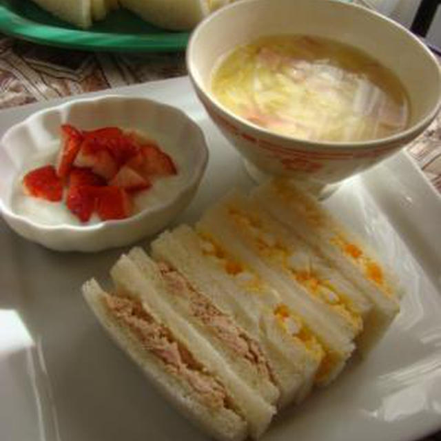 日曜の朝ごはん！サンドイッチとスープといちごヨーグルト。