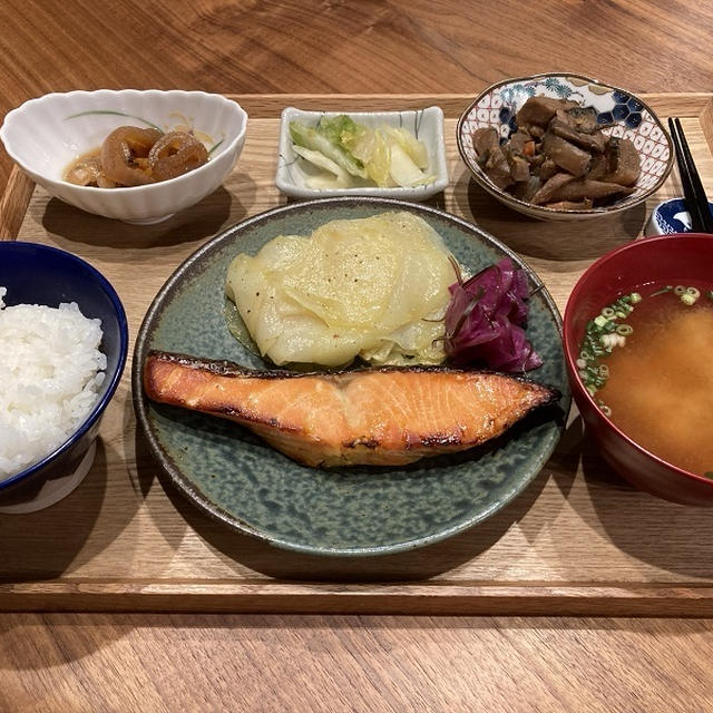 【献立】鮭の西京漬、じゃがいもスライス炒め、野菜の焼き浸し、お漬物、煮物、豆腐のお味噌汁