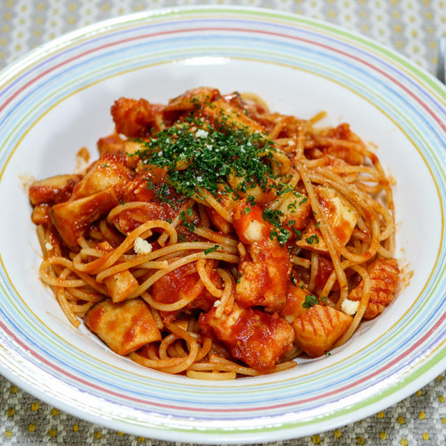 しっかりとヘラで旨味を取る「海老とイカのトマトソースパスタ」&「GWはランチメニューがないんですね」