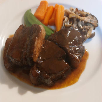 豚肉の赤ワイン煮込み