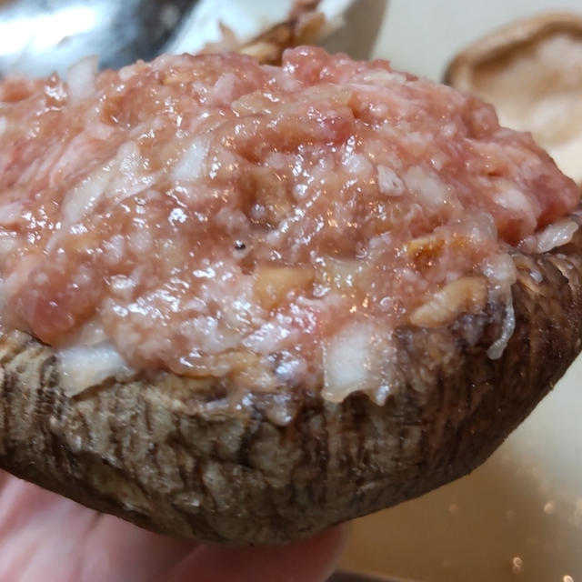 簡単に椎茸の肉詰めを作る方法！手を汚さずスプーン1本で時短料理！