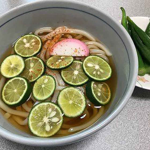 すだちうどんとなめこうどん。