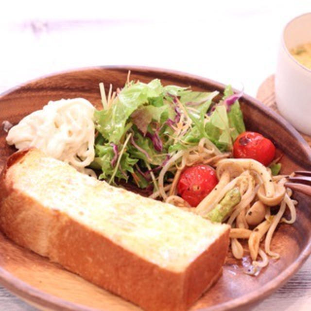 朝カフェ☆ふわふわクリーム山食でモーニング(レシピ）フレブルの会～。